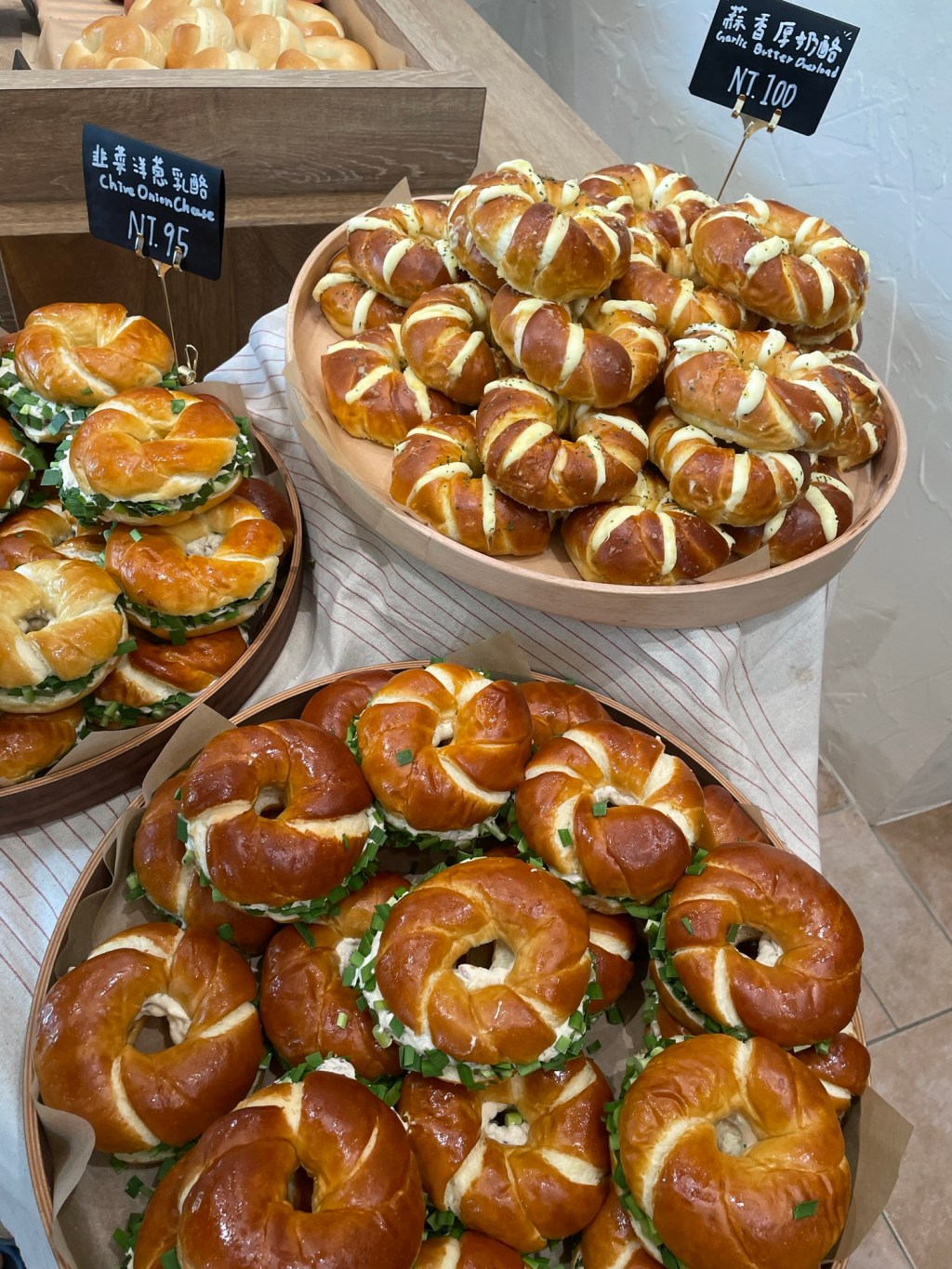 〔台中｜西區〕 貝與果/Bagel＆Bagels/彰化排隊美食/超過20種以上的貝果/外皮軟嫩內餡豐富/好吃到必去！