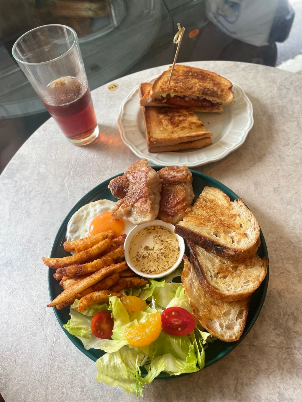 〔台北｜士林〕 Hi Mate，在巷弄中的澳式美食，劍潭最頂氛圍咖啡廳，寵物友善且有插座不收服務費