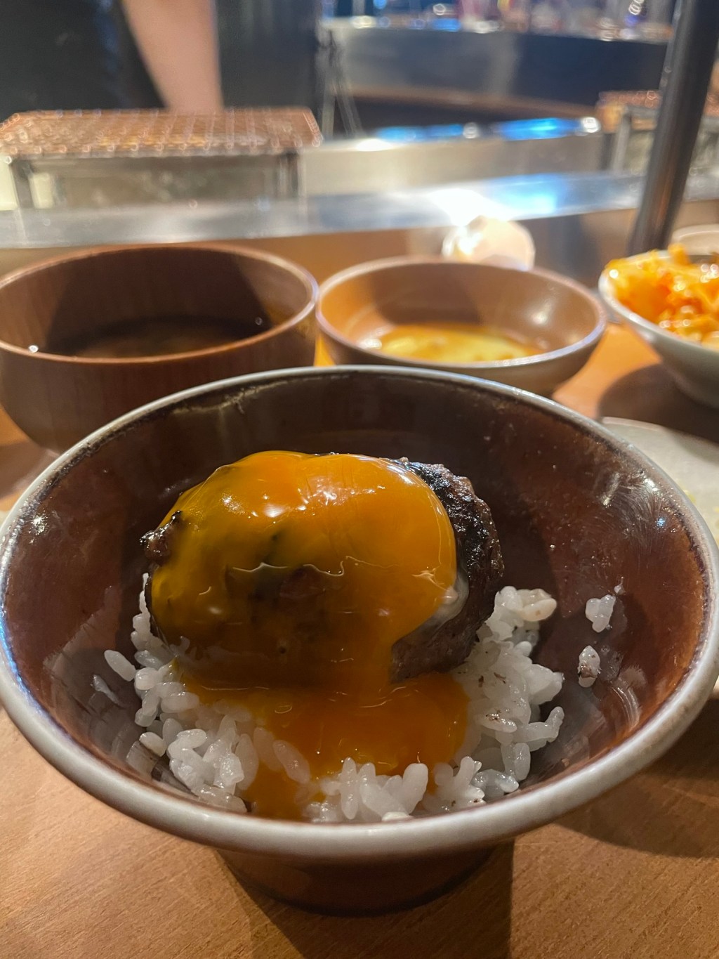 〔台北｜信義〕 挽肉と米/絞肉和米飯之最/最頂Juicy肉排/現烤超厚手打漢堡排/全球最大間/必吃推薦日本人氣漢堡排